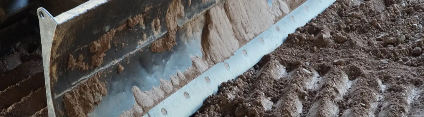 primer plano de una cuchilla topadora