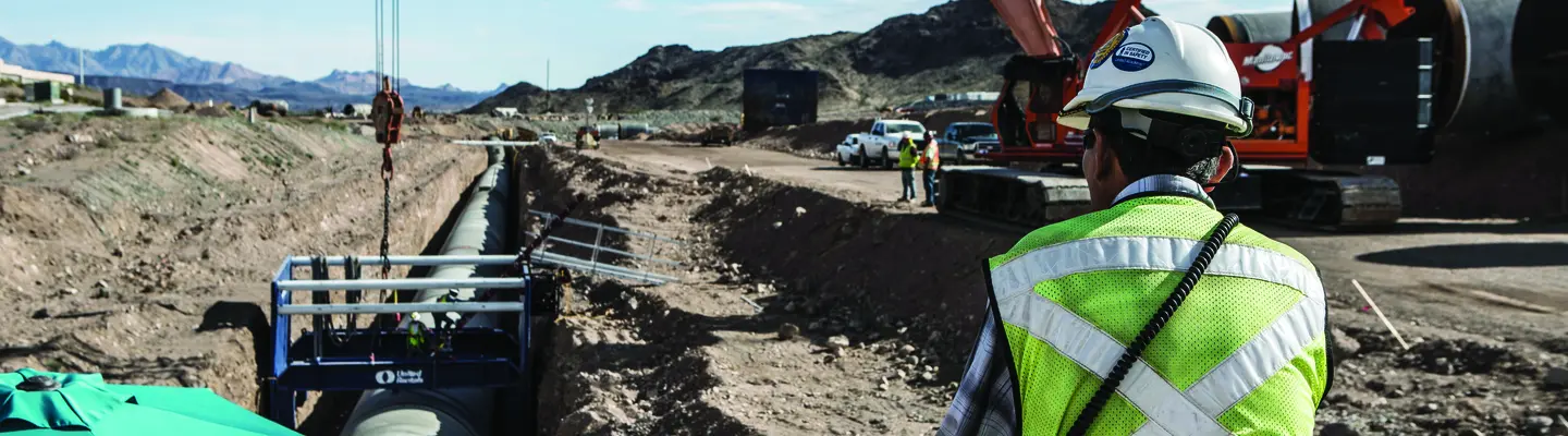 ingeniero en zanjas en el sitio de trabajo de la excavación