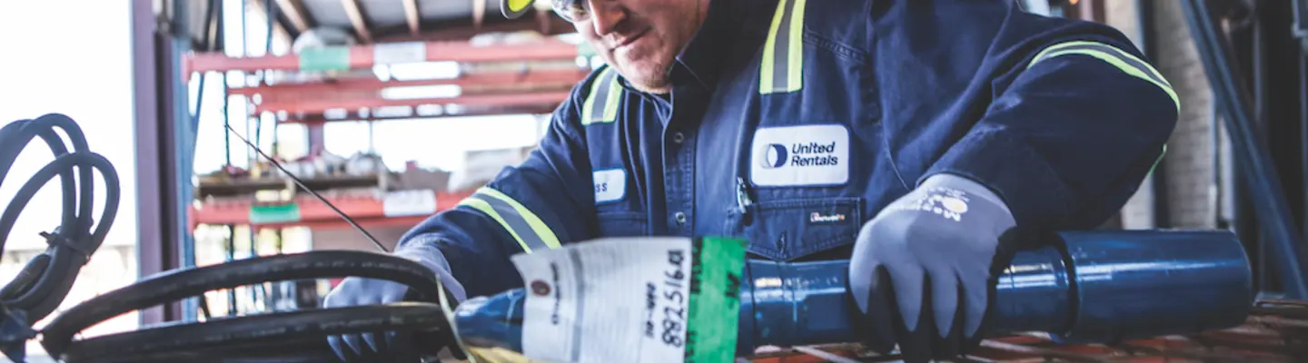 trabajador sosteniendo una herramienta