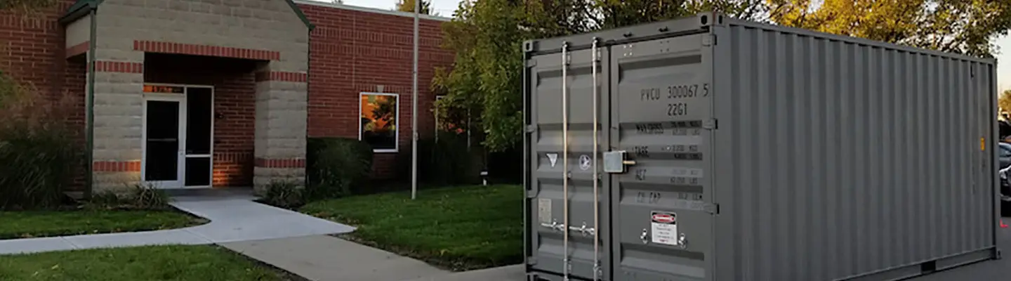 Contenedor para almacenamiento ubicado frente a un edificio
