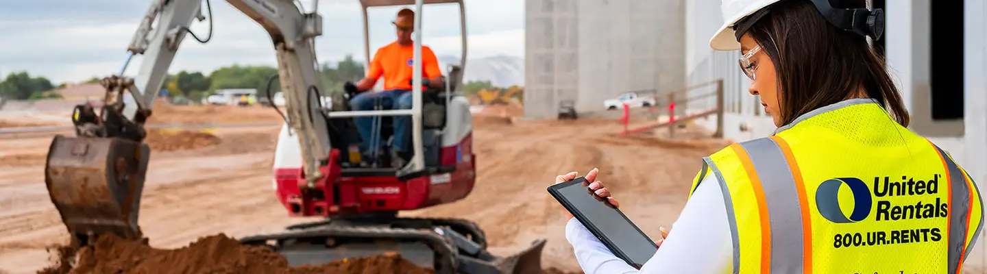 Trabajadores en el sitio que están excavando