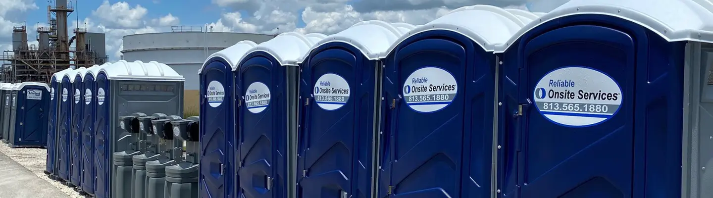 Fila de sanitarios portátiles
