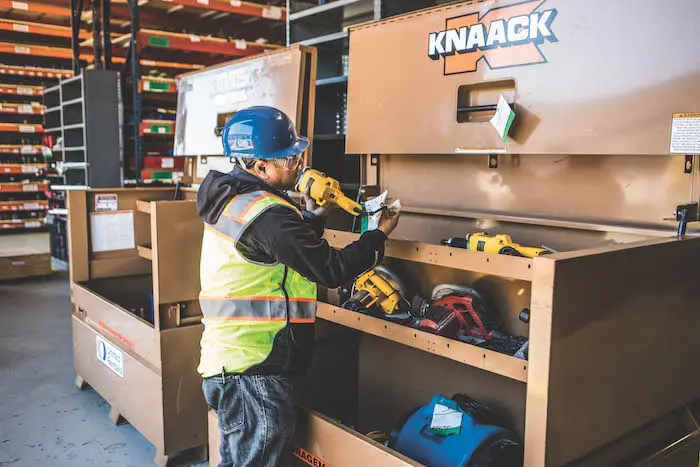 trabajador con caja de herramientas