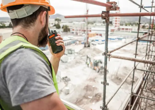 trabajador que habla por radio