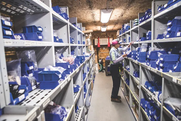 trabajador en un depósito de herramientas