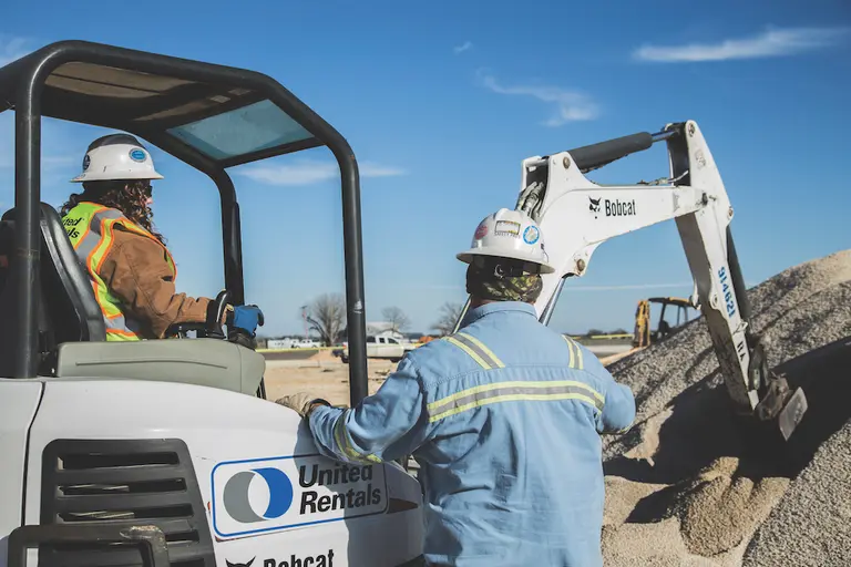 trabajadores con excavadora