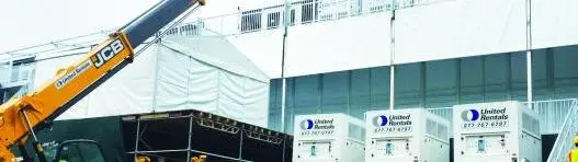 generadores en una fábrica cerca de un elevador aéreo