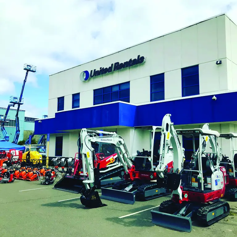 equipos de construcción frente a una sucursal de united rentals