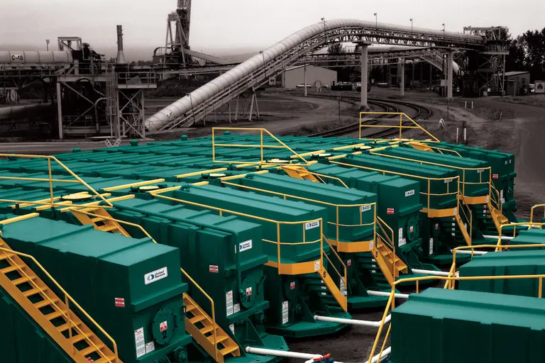 Tanques verdes en una refinería