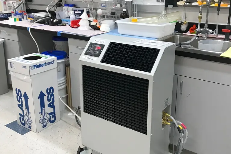 Aire acondicionado portátil en un laboratorio