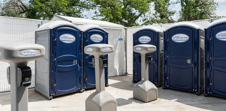 Sanitarios portátiles y puestos para lavado de manos en un evento