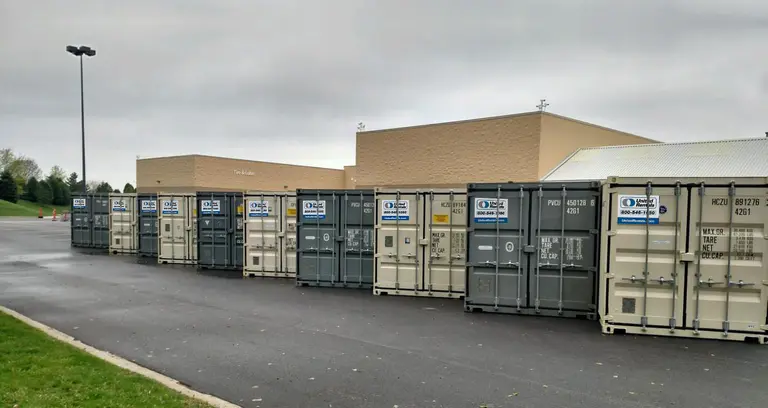 Contenedores para almacenamiento fuera de un Walmart