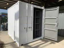 contenedor de embarque blanco con una puerta abierta