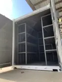 contenedor de embarque blanco con estantes en el interior y ambas puertas abiertas