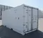 Puertas de carga exteriores en un contenedor de embarque refrigerado blanco