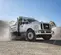 Camión volcador Ford blanco
