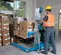 Elevador de materiales manual Genie de 700 – 1,000 lb y 13 – 15 ft azul y plateado