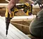 Pistola de tornillo, 2 – 3 in, alimentación automática DEWALT amarilla y negra