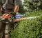 Podador de setos con cuchilla de 30 pulgadas Stihl naranja que se utiliza para cortar setos