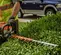 Podador de setos con cuchilla de 30 pulgadas Stihl naranja que se utiliza para cortar setos