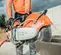 Sierra de corte para concreto, 14 in, a gasolina STIHL naranja, blanca y negra