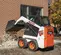 Cargador compacto de 600 – 850 lb BOBCAT blanco, negro y naranja
