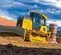 Buldócer con baja presión sobre el suelo John Deere amarillo 