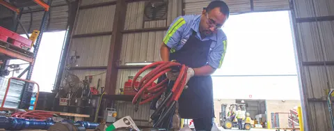 trabajador con los equipos