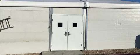 Puerta de acero con cerradura