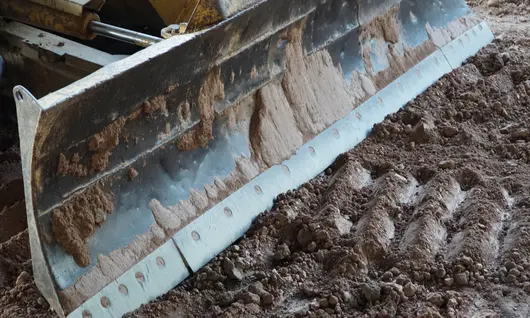 primer plano de una cuchilla topadora