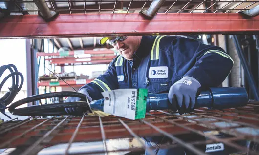 trabajador sosteniendo una herramienta