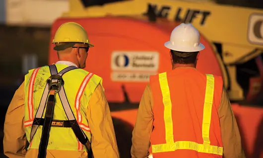 Dos trabajadores con equipo de protección personal