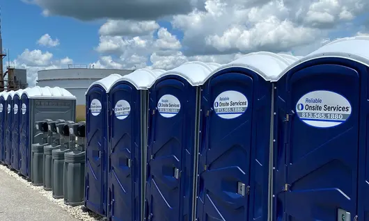 Fila de sanitarios portátiles