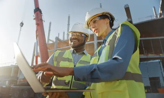 Dos trabajadores en un sitio de trabajo
