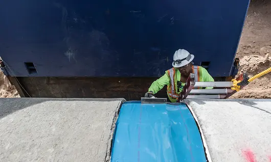 Trabajador en una zanja con EPP