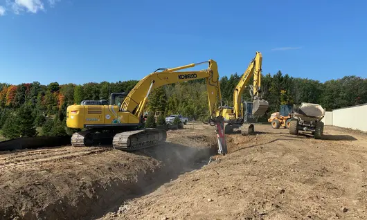 Excavadora excavando una zanja