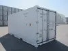 Puertas de carga exteriores en un contenedor de embarque refrigerado blanco