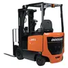 Vista trasera en ángulo de un montacargas de almacén Doosan naranja y negro con mástil y horquillas negros y cabina abierta.