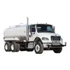 Camión cisterna de agua Freightliner blanco