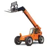 Vista en ángulo frontal de un manipulador telescópico Skytrak naranja con brazo extendido, conexión para montacargas negro y cabina cerrada.