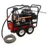 Lavadora a presión de 5,000 psi Mi-T-M negra y roja que se utiliza para lavar una pieza de maquinaria pesada