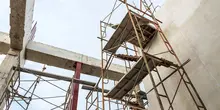 Armado de andamiajes cerca de edificios 