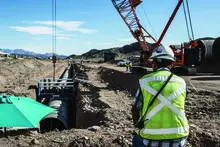 ingeniero en zanjas en el sitio de trabajo de la excavación