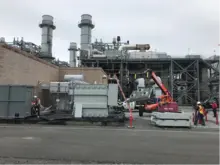 equipos de construcción y generadores fuera de la planta de energía