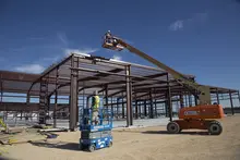 Trabajadores utilizando elevadores en un sitio de trabajo