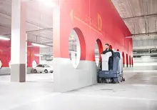 Lavapisos en uso en un estacionamiento