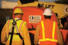 Dos trabajadores con equipo de protección personal