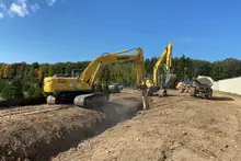 Excavadora excavando una zanja