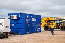 Trabajador caminando hacia un contenedor de suministros a pedido