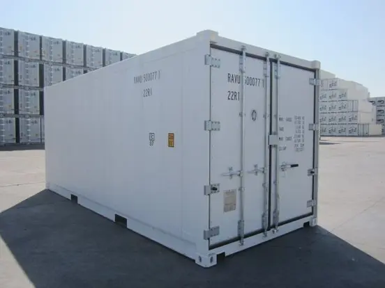 Puertas de carga exteriores en un contenedor de embarque refrigerado blanco